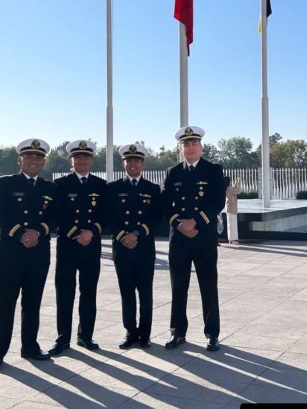El Dr. Carlos Alan Carrillo junto a oficiales médicos de la Armada de México