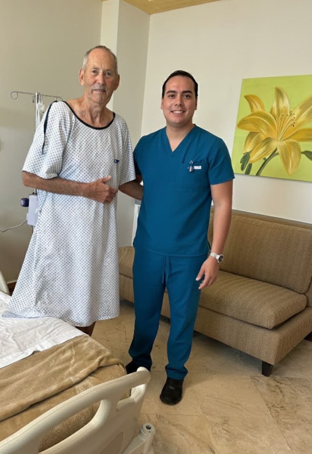 Paciente del Dr. Carrillo en recuperación tras una cirugía exitosa