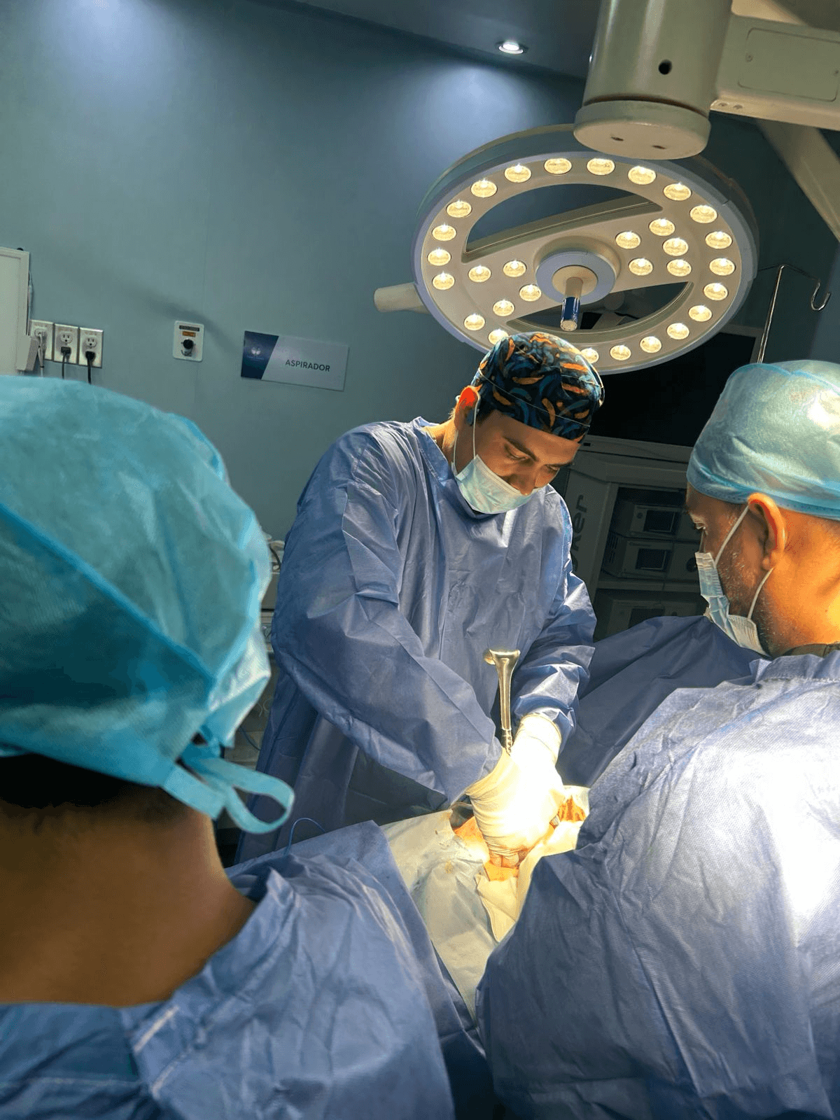 Dr. Carlos Alan Carrillo, cirujano gastrointestinal en Puerto Vallarta